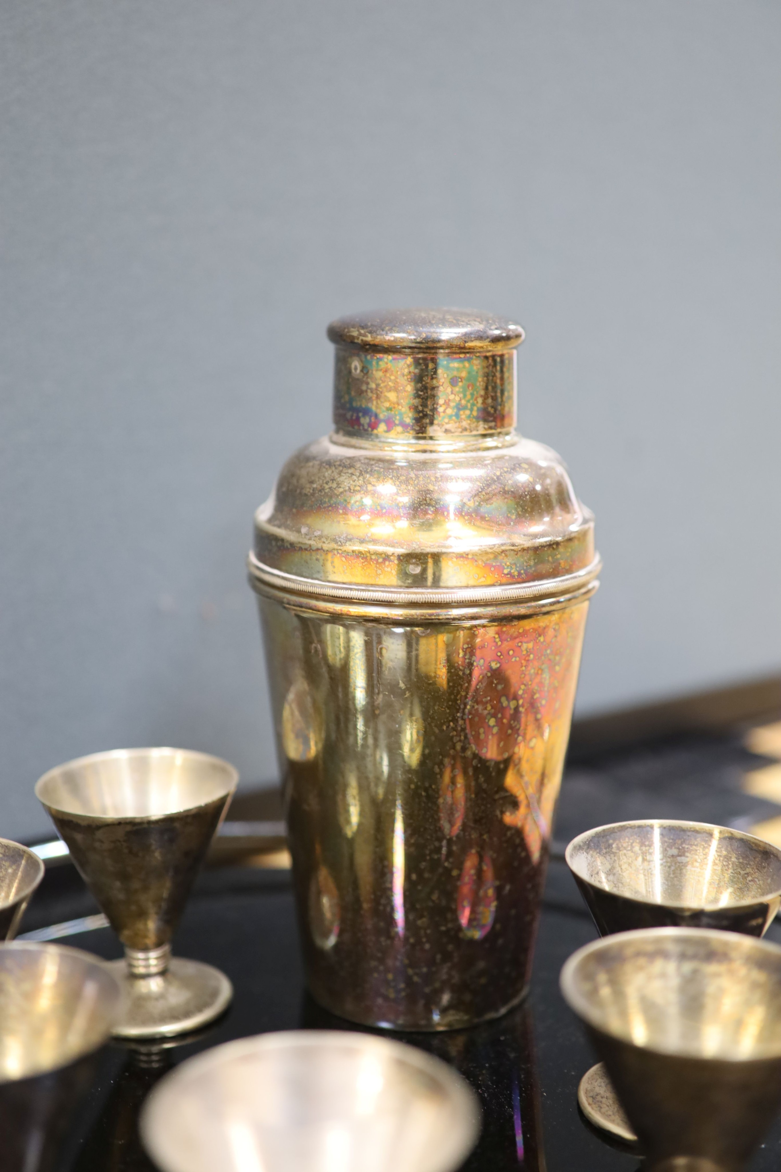 An electroplate cocktail set with 6 cocktail coupes